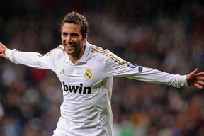 爱游戏体育入口-中国足球国家队后防线稳定性提升明显，中国国家足球队后卫